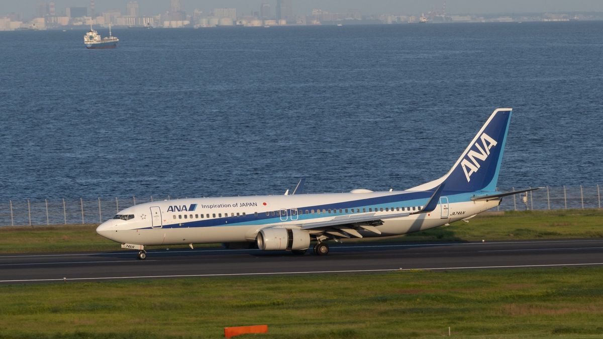 Další problém Boeingu. Letoun japonských aerolinek musel přistát kvůli naprasklému sklu v kokpitu